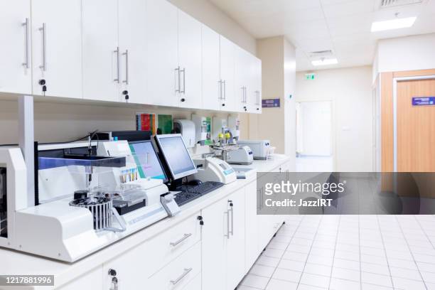 medisch laboratorium en machines, covid-19 - hospital machine stockfoto's en -beelden