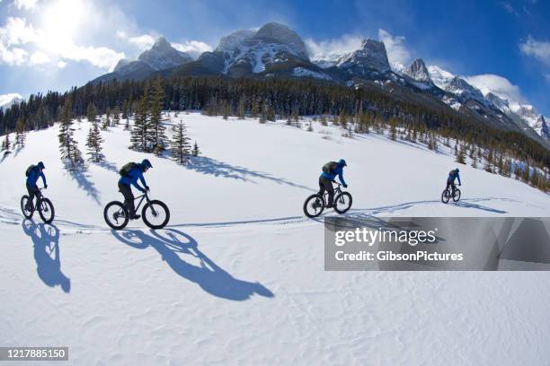 fat biking au canmore nordic centre - série séquentielle photos et images de collection