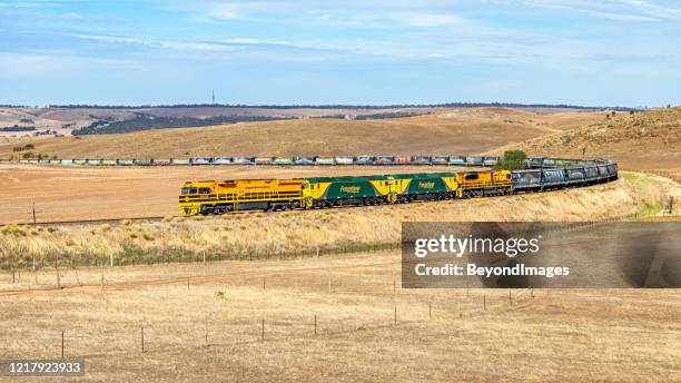 one rail australia (ora) loaded grain train rounding the famous callington curve - ora l stock pictures, royalty-free photos & images