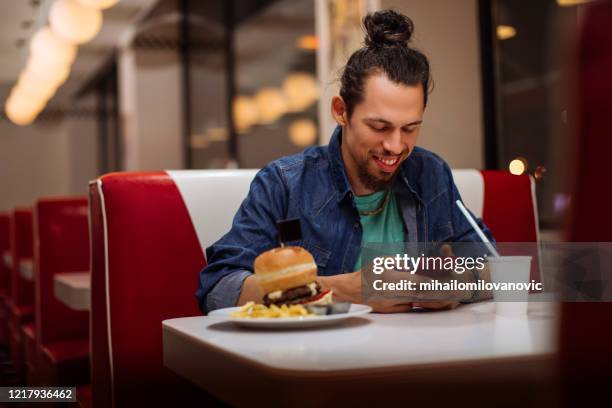 etwas zeit für sich - fastfood restaurant table stock-fotos und bilder