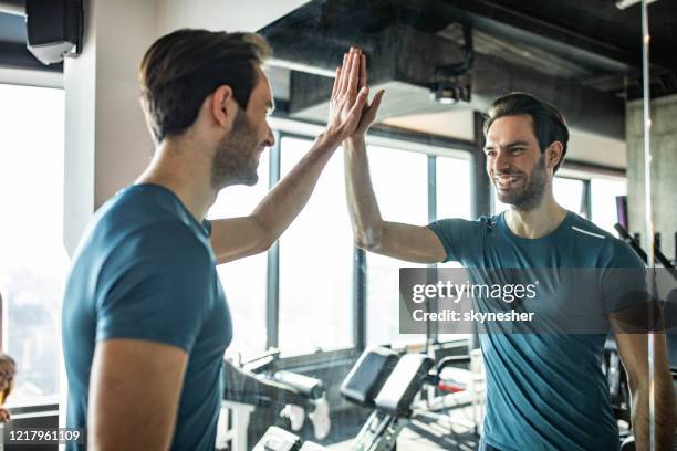 zelfmotivatie in een sportschool! - hi five gym stockfoto's en -beelden