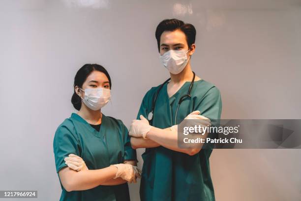 portrait of chinese surgeons at hospital operating room - doctor attitude stock pictures, royalty-free photos & images