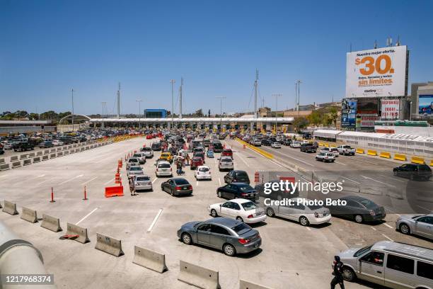 hunderte autos warten darauf, die grenze zwischen mexiko und den vereinigten staaten in tijuana zu überqueren - san ysidro port of entry stock-fotos und bilder