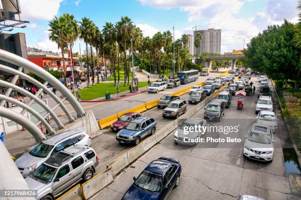 hunderte autos warten darauf, die grenze zwischen mexiko und den vereinigten staaten in tijuana zu überqueren - san ysidro port of entry stock-fotos und bilder