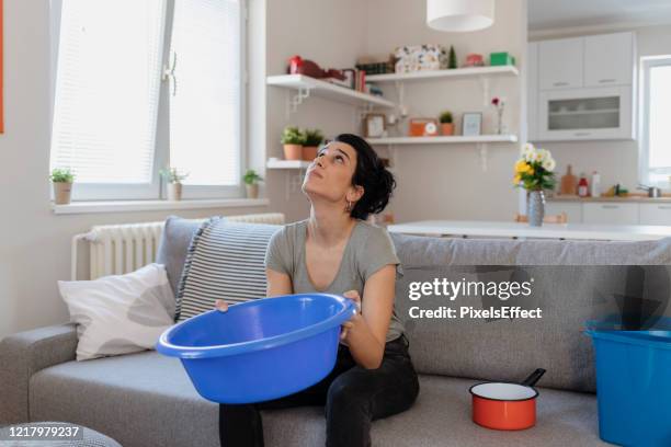 wassertröpfchen lecken von der decke - wasserschaden stock-fotos und bilder
