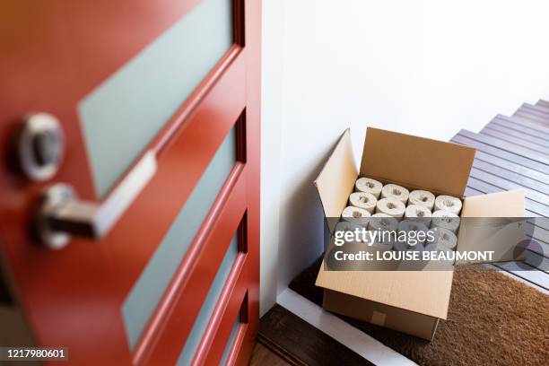 box of toilet paper on front doorstep - double line box stock pictures, royalty-free photos & images