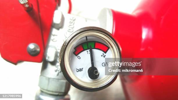 pressure gauge on fire extinguisher - druckmesser stock-fotos und bilder
