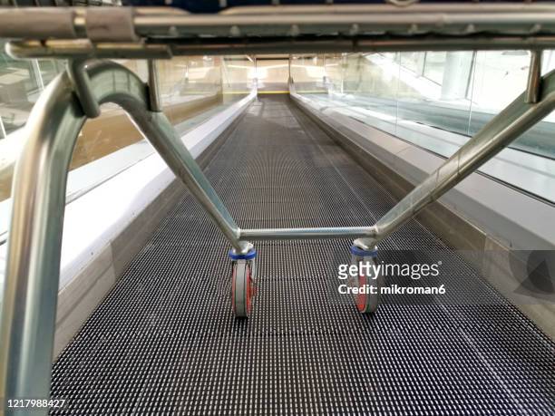 shopping cart on shopping trolley escalator - chariot wheel photos et images de collection