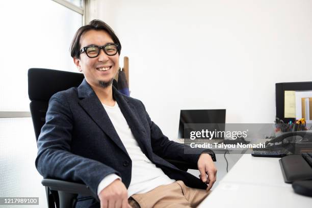 portrait of a japanese entrepreneur - 会社員 笑顔 日本人 ストックフォトと画像