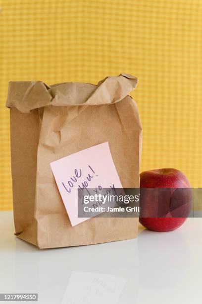 school lunch in paper bag with note from mom - packed lunch - fotografias e filmes do acervo