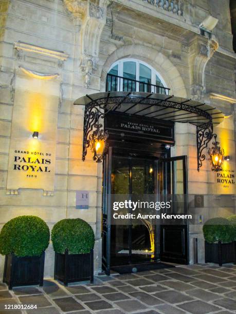 hotel du palais royal, louvre quarter, paris - place du louvre stock pictures, royalty-free photos & images