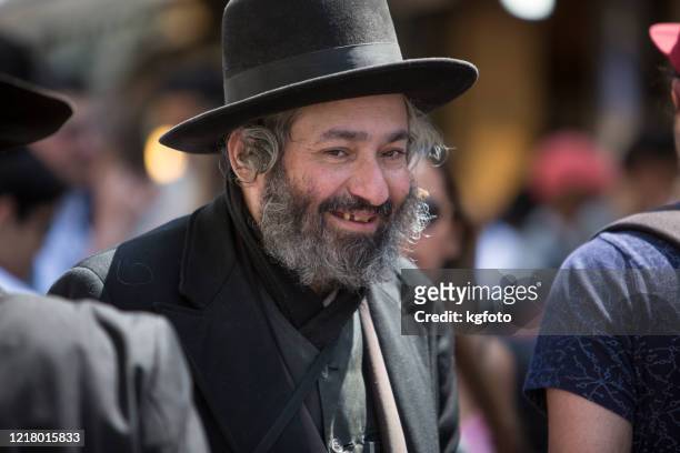 jewish man with hat smiling at mahane yehuda, jerusalem, israel - hassidismo imagens e fotografias de stock