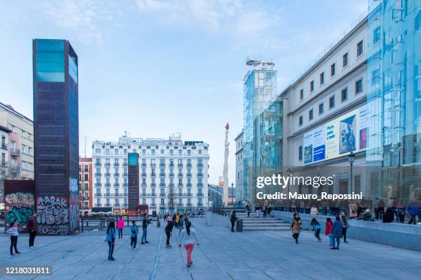 personas que esperan visitar el museo reina sofía en la ciudad de madrid, españa. - guernica fotografías e imágenes de stock