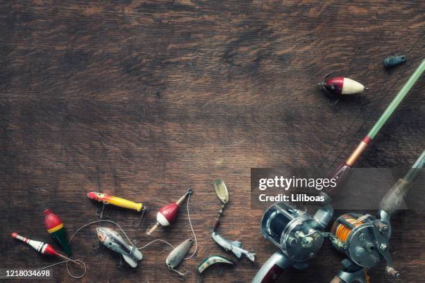 vintage vissen tackle achtergrond - vishaak visgerei stockfoto's en -beelden