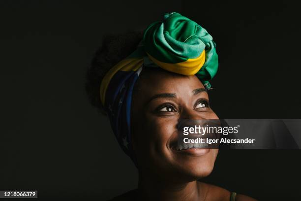 brasilianerin - lady face black background happy stock-fotos und bilder