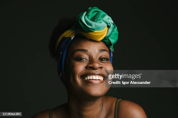 smiling and relaxed woman - negra imagens e fotografias de stock