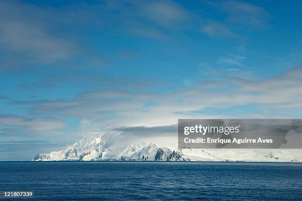 cloud over antarctic peninsula - península fotografías e imágenes de stock