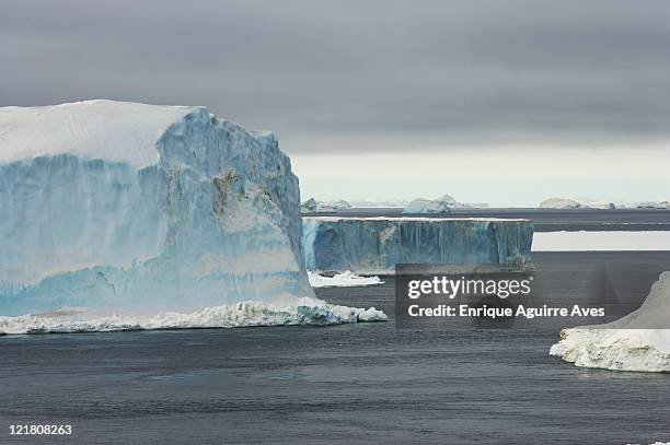 tabular icebergs, weddell sea, antarctica - 氷　塊 ストックフォトと画像