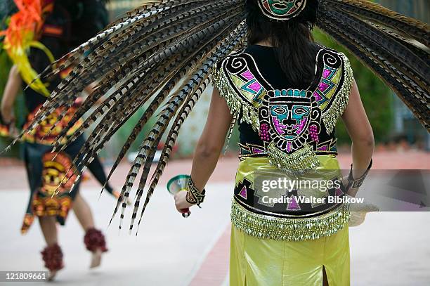 el pueblo de los angeles, aztec indian performance - astecas imagens e fotografias de stock