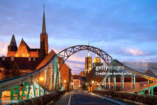 beautiful sunrise, most tumski, bridge of love, kościół rzymskokatolicki pw świętego krzyża, cathedral of st. john the baptist, river oder, wroclaw, poland - breslau stock pictures, royalty-free photos & images