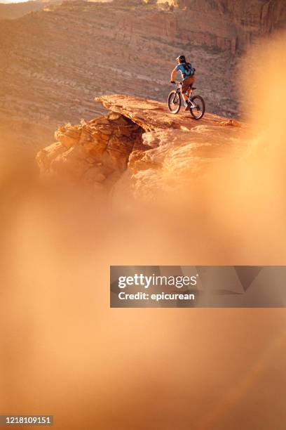 mountainbiken in de buurt van moab utah - wheelie stockfoto's en -beelden