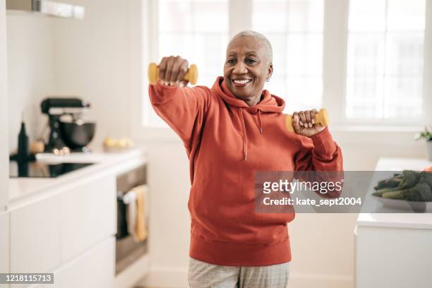 donne anziane che si esercitano a casa - esercizio fisico foto e immagini stock