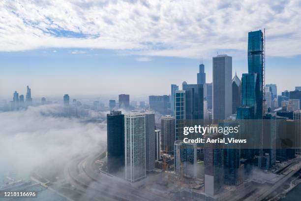 nebel rollt über grant park - chicago - lake shore drive chicago stock-fotos und bilder