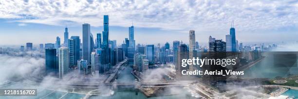 panoramablick auf chicago mit nebel über downtown - lake shore drive chicago stock-fotos und bilder