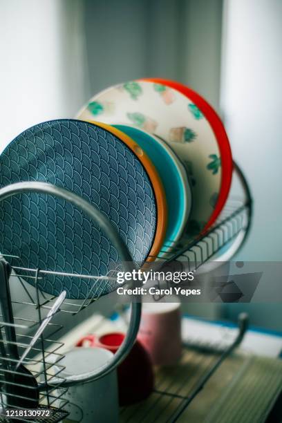 plates on drying board at the kitchen - geschirr spülen stock-fotos und bilder