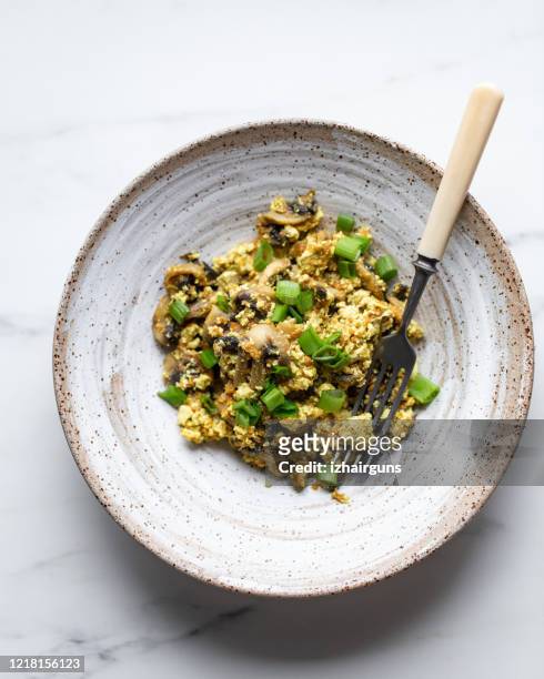 egg omelet with mushrooms, tofu and green onion - ovo mexido imagens e fotografias de stock