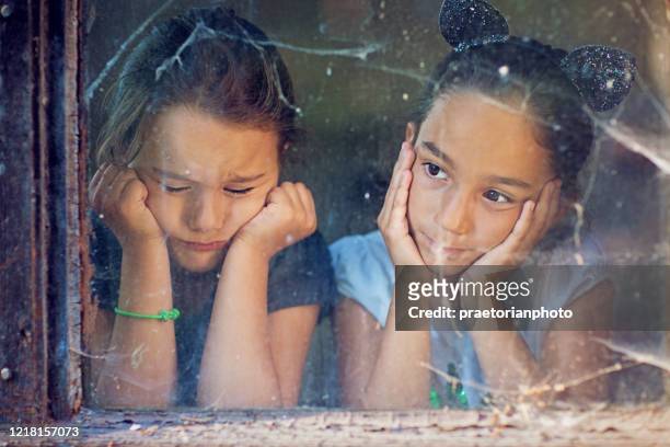 garotas tristes estão olhando pela janela - losing virginity - fotografias e filmes do acervo