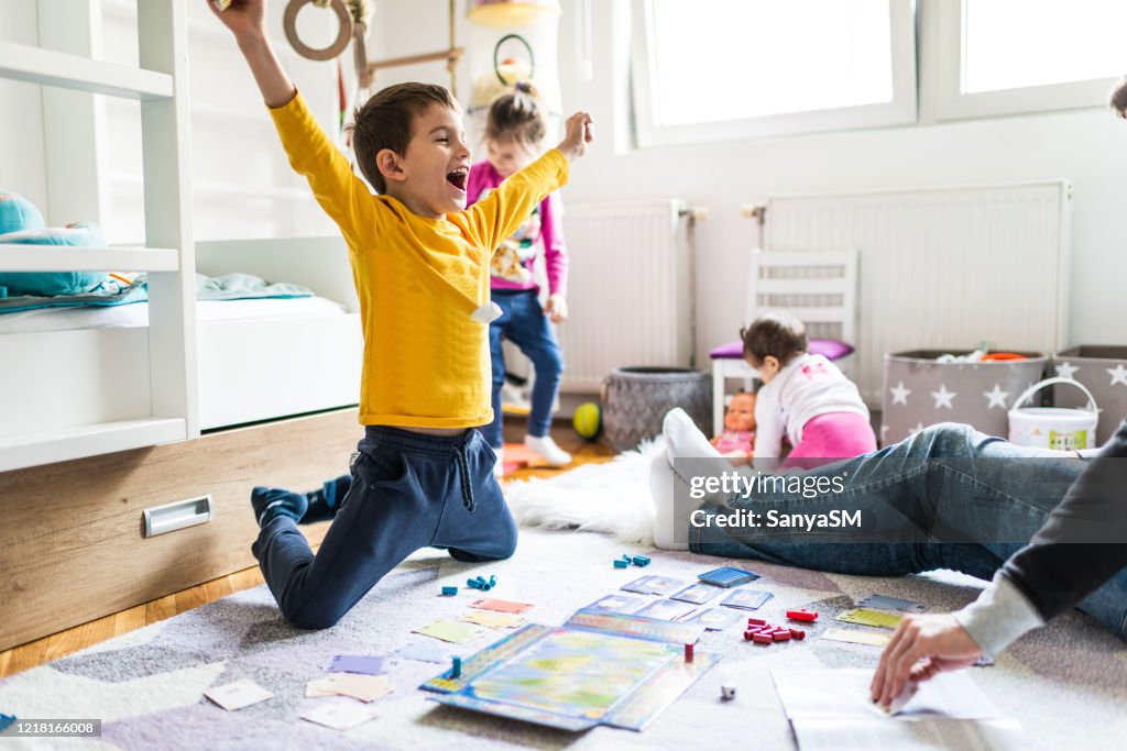 Het spelen van de familie bordspel