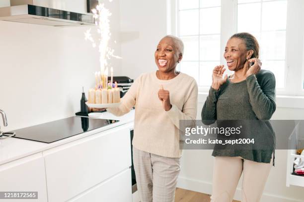 兩位老婦人慶祝生日 - happy birthday canada 個照片及圖片檔