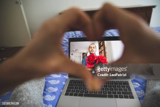 kvinna i videosamtal med sin partner - sociala relationer på covid19 sociala avståndstagande gånger - internet dating bildbanksfoton och bilder