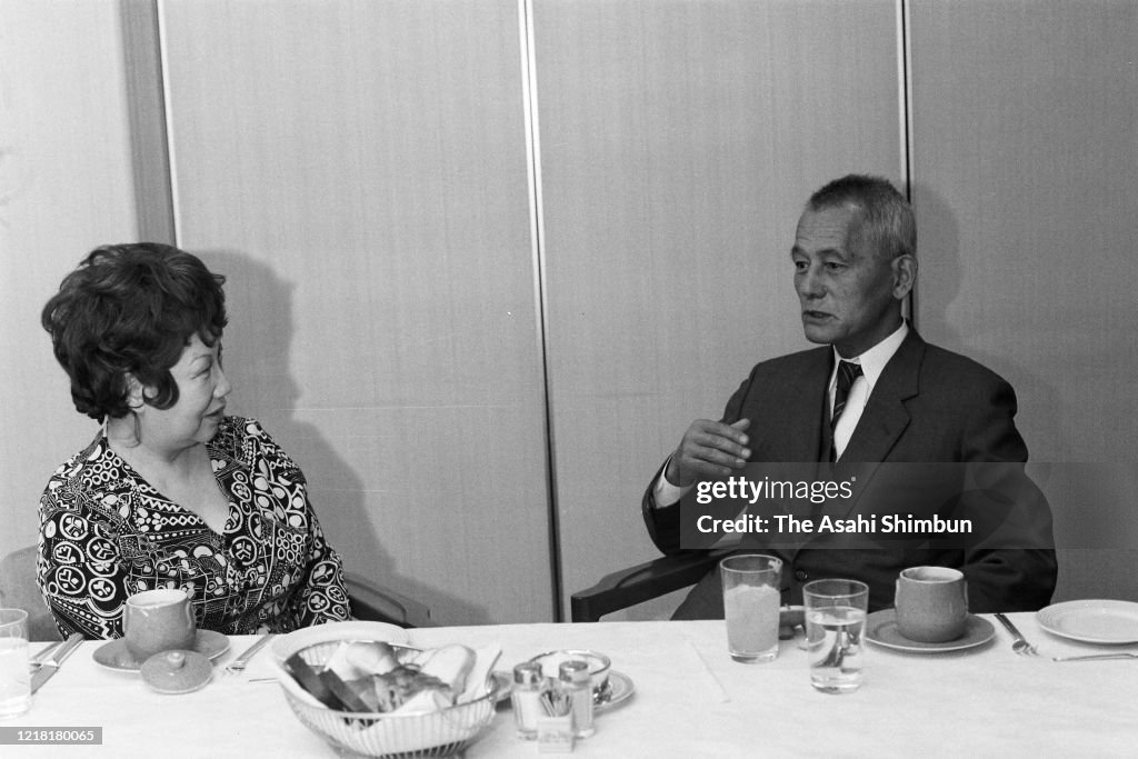 Talks Between Singer Noriko Awaya And Actor Chishu Ryu