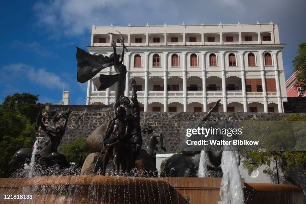 raices fountain and government office building, old san juan, san juan, puerto rico, december 2009 - la princesa foto e immagini stock