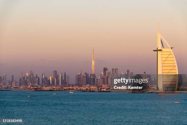 horizonte de dubai à noite - hotel jumeirah beach - fotografias e filmes do acervo