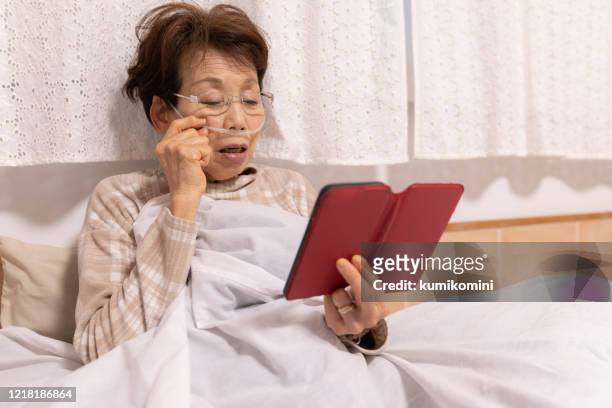 anciana enferma descansando en la cama - medical oxygen equipment fotografías e imágenes de stock