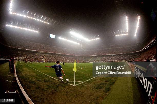 Dennis Wise of Chelsea takes a corner during the UEFA Champions League Group H match against AC Milan at the San Siro Stadium in Milan, Italy. The...