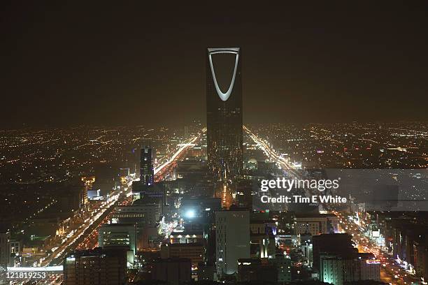 kingdom centre at night, riyadh, saudi arabia - riad arabia saudí fotografías e imágenes de stock