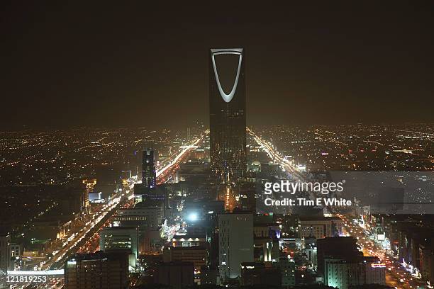 kingdom centre at night, riyadh, saudi arabia - riyadh foto e immagini stock