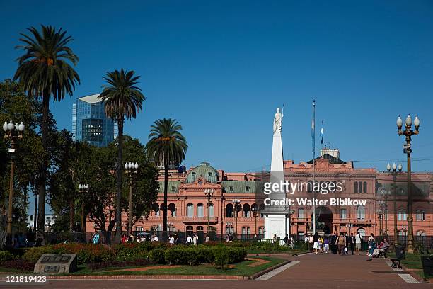 plaza de mayo and casa rosada presidential palace, buenos aires, argentina - casa rosada foto e immagini stock