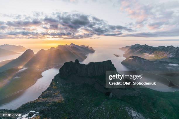 schilderachtige mening op eiland senja van bergen - midnight sun norway stockfoto's en -beelden