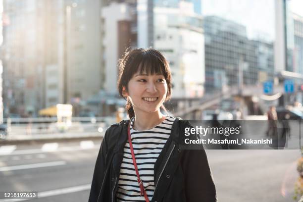 ritratto all'aperto dell'autentica donna asiatica - smiling controluce foto e immagini stock