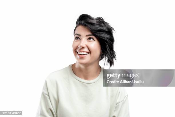 portret van gelukkige jonge vrouw die met glimlachende gelaatsuitdrukking over witte achtergrond wegkijkt - portrait white background looking away stockfoto's en -beelden