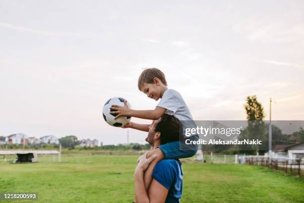 jogadores de futebol sorridentes - pai e filho brincando - fotografias e filmes do acervo