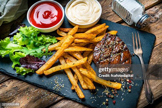 grilled tenderloin with french fries and salad - steak imagens e fotografias de stock