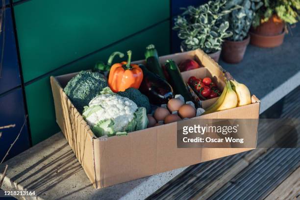 fresh food home delivery service - meal box stock pictures, royalty-free photos & images