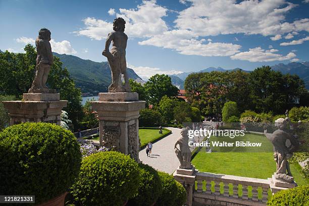 palazzo borromeo terraced gardens, isola bella, borromean islands, stresa, lake maggiore, piedmont, italy - lago maggiore - fotografias e filmes do acervo