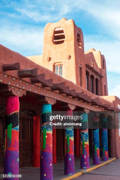 architectuur van museum of contemporary native arts in het centrum van santa fe - santa fe stockfoto's en -beelden